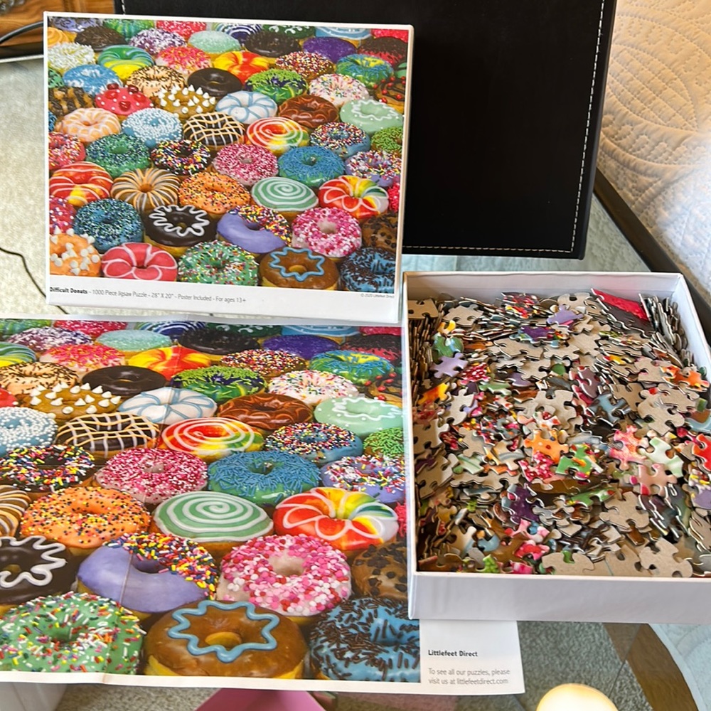 Puzzle, difficult donuts, 1000 piece, complete with poster, used once.